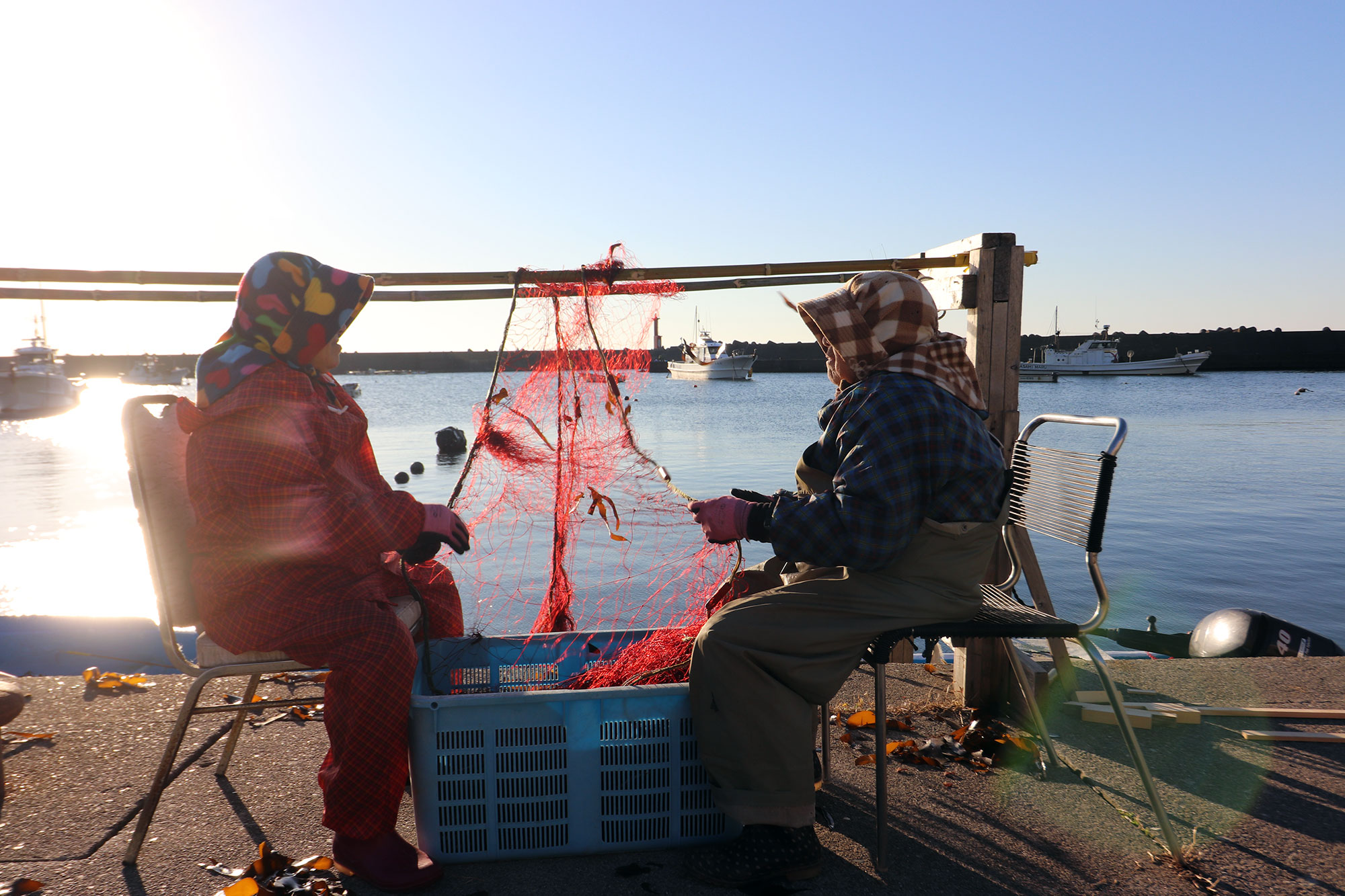 海老網の作業をする海女さん